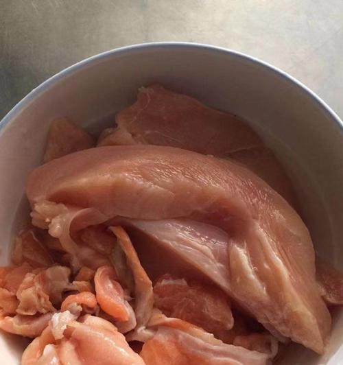 狗狗不能吃的肉有哪些？（了解狗狗的饮食禁忌，守护它们的健康）(图1)