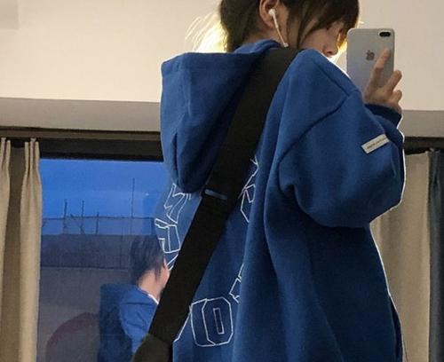 蓝色法牛与自然色系的完美搭配（展现独特魅力的时尚之选）(图3)