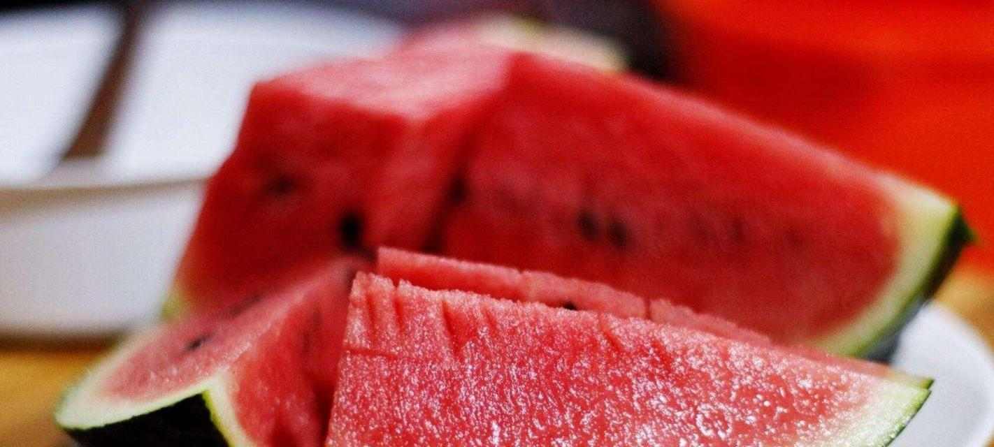 一月金毛的水果盛宴（探究金毛喜欢吃什么水果及其营养价值） - 悠悠酷狗网