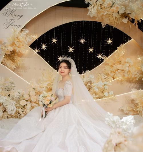 探索香槟金的奢华色彩世界(与黑白相映成趣的香槟金色彩搭配)(图2) 探索香槟金的奢华色彩世界(与黑白相映成趣的香槟金色彩搭配)(图2)