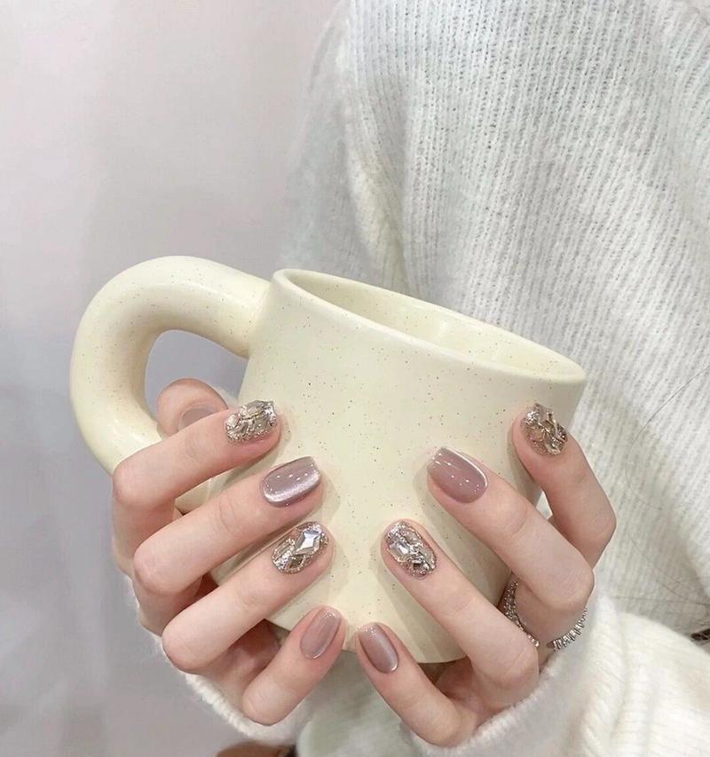 探索香槟金的奢华色彩世界(与黑白相映成趣的香槟金色彩搭配)(图1) 探索香槟金的奢华色彩世界(与黑白相映成趣的香槟金色彩搭配)(图1)