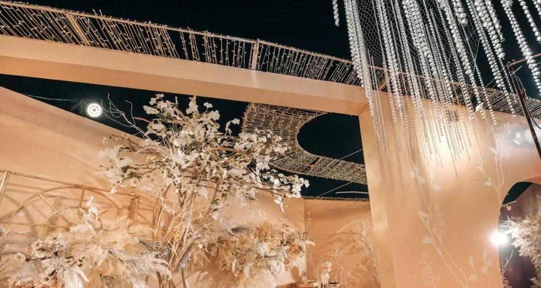 探索香槟金的奢华色彩世界(与黑白相映成趣的香槟金色彩搭配)(图3) 探索香槟金的奢华色彩世界(与黑白相映成趣的香槟金色彩搭配)(图3)